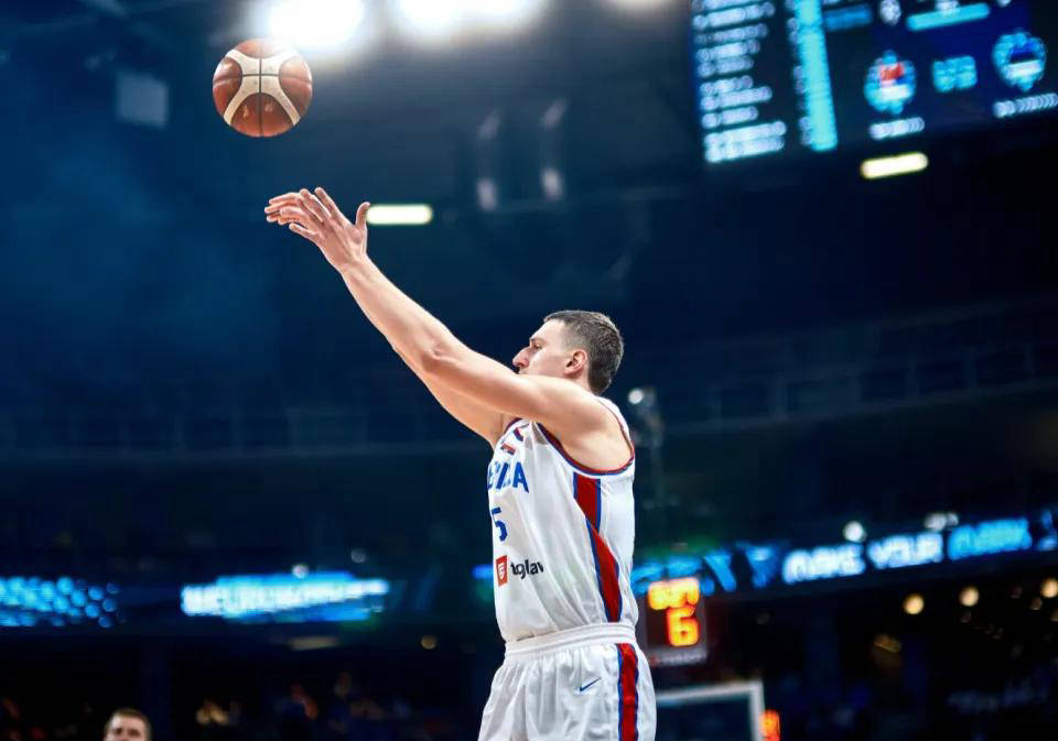 塞尔维亚男篮轻取巴西男篮，特雷杨高光表现