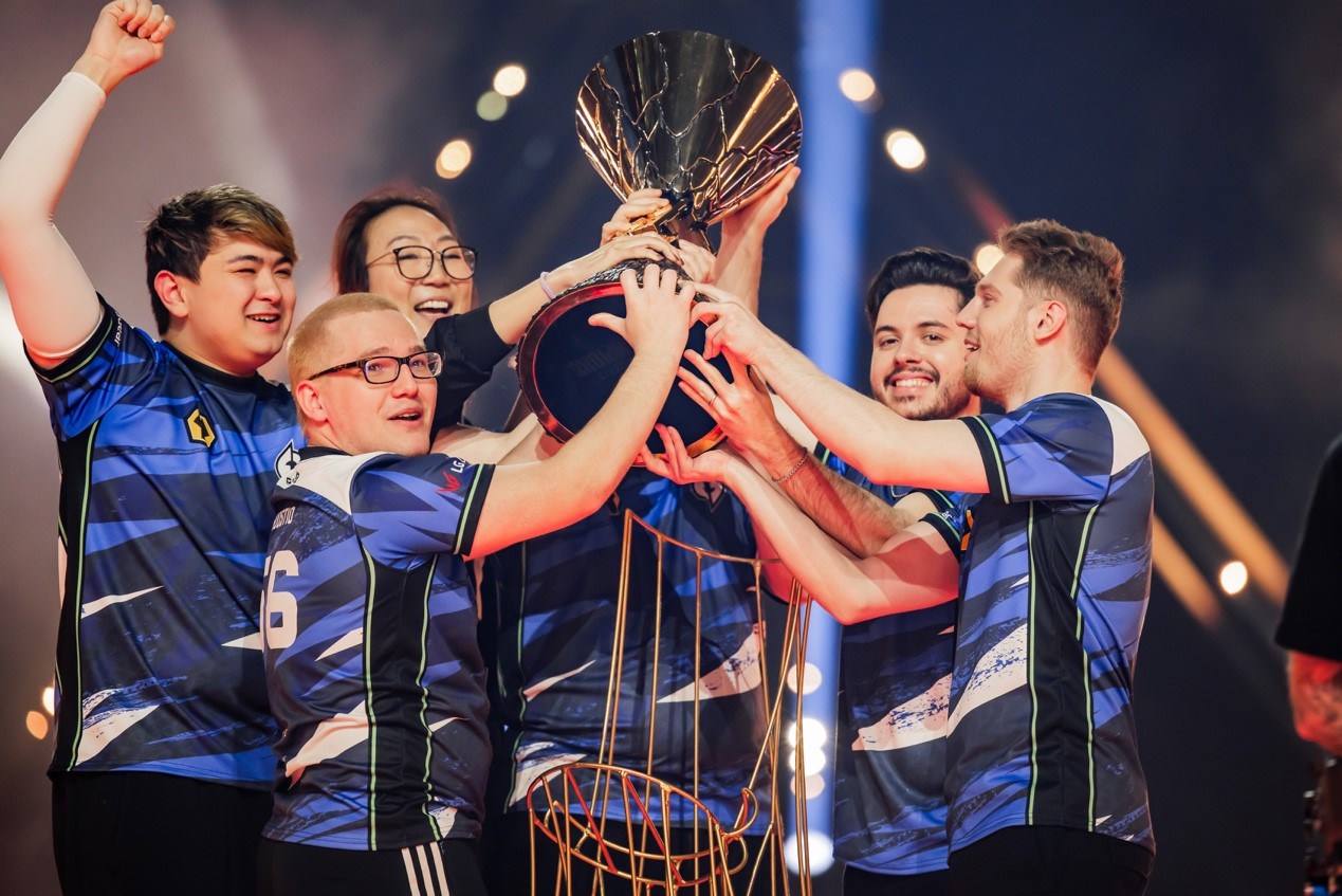 开云下载-EG翻盘TL，Perkz关键团战开团秒人鏖战多局成都决赛之夜，引爆全场热议