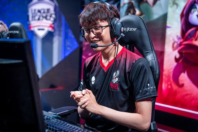 DK险胜TES,Hanssama开启传奇时刻顶尖较量淘汰赛,让粉丝疯狂欢呼 DK险胜TES,Hanssama开启传奇时刻顶尖较量淘汰赛,让粉丝疯狂欢呼