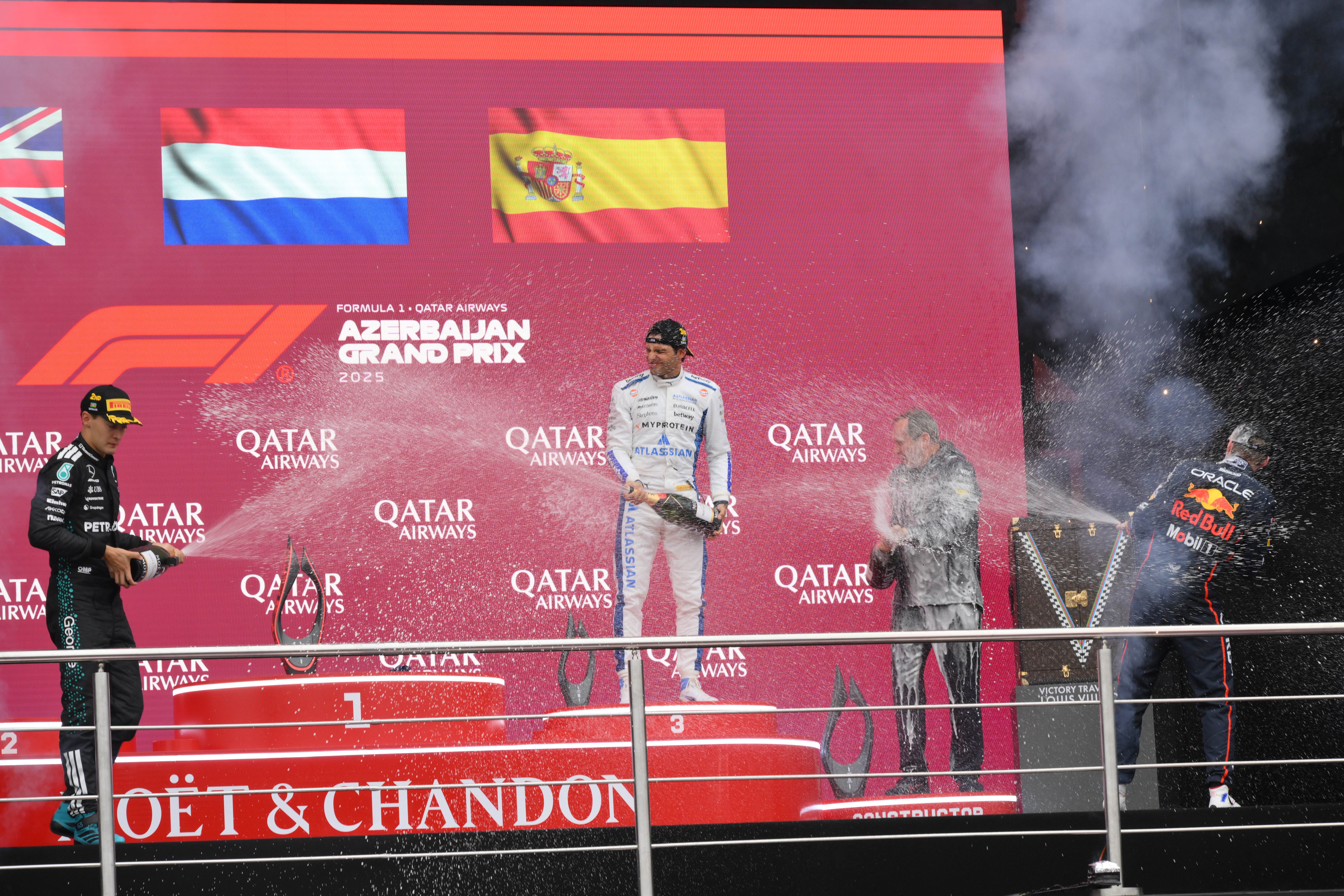 开云官网-梅赛德斯完胜红牛车队，维斯塔潘关键制胜